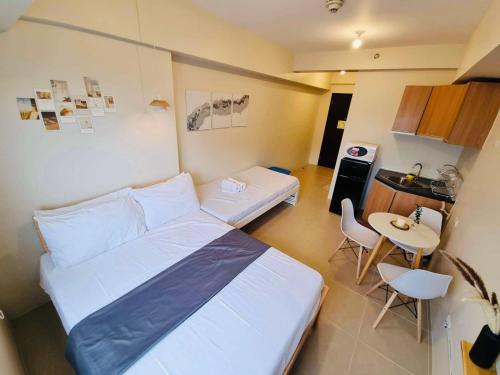 Pokój z łóżkiem i stołem oraz kuchnią w obiekcie Nordic Bleu Staycation at Ayala Serin w mieście Tagaytay