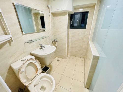 a small bathroom with a toilet and a sink at 樂萄萄逢甲 in Taichung