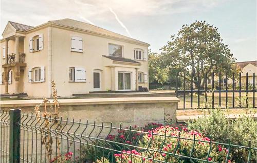 Awesome Home In Saint-mard With 3 Bedrooms And Wifi