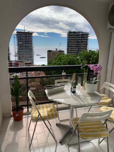 un patio avec une table et des chaises sur un balcon dans l'établissement Monaco Stunning Sea Views, Larvotto beach, Terrace, Saint-Roman, à Beausoleil