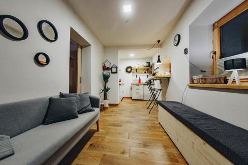 un soggiorno con un divano e un tavolo di Felusiowa Chata a Laskowa