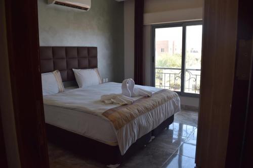 een slaapkamer met een bed met een handdoek erop bij Baron Palace hotel suites in Aqaba