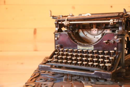 an old typewriter sitting on top of a table at Dolomiti House in Cencenighe