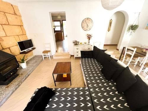 sala de estar con sofá y mesa en Ca Na Fulla. Agradable casa con jardín y piscina., en Colonia de San Pedro