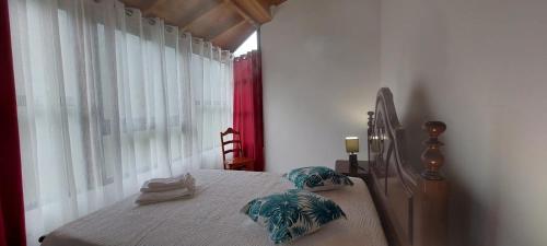 um quarto com uma cama e uma janela em Garden of Celestial Delights 3 em Santana