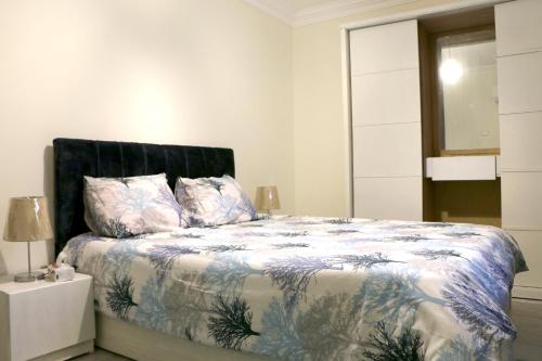 - une chambre avec un lit et une couette bleue et blanche dans l'établissement Red Flower in Palm City compound 1 hour to the sea, au Caire