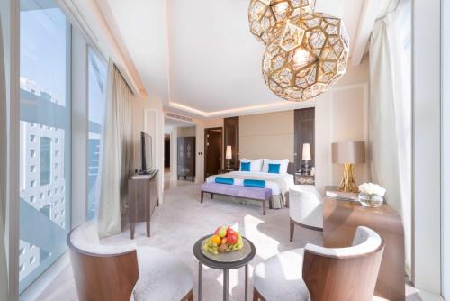 um quarto de hotel com um quarto, uma cama e uma mesa em Shaza Doha em Doha