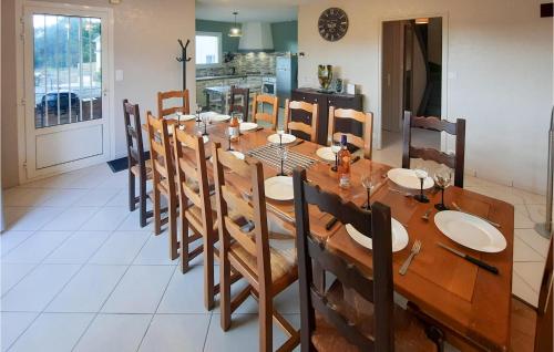 une salle à manger avec une longue table en bois et des chaises dans l'établissement 4 Bedroom Amazing Home In Marzan, à Marzan