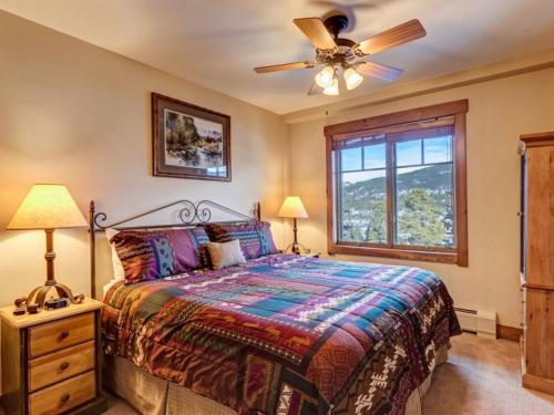 Un dormitorio con una cama y un ventilador de techo. en Luxury 3 Bedroom Mountain Vacation Rental In Breckenridge Just Two Blocks From Downtown, en Breckenridge