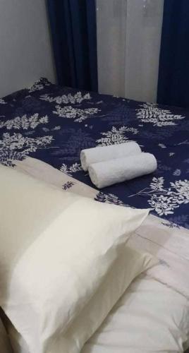 馬尼拉的住宿－Eagle's Nest - Furnished 1BR Condo w/ WIFI，床上有两条毛巾
