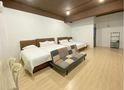 ein Schlafzimmer mit einem großen Bett und einem Stuhl in der Unterkunft CN Homestay C1 Floor 3 at Nagoya Hill Mall in Nagoya