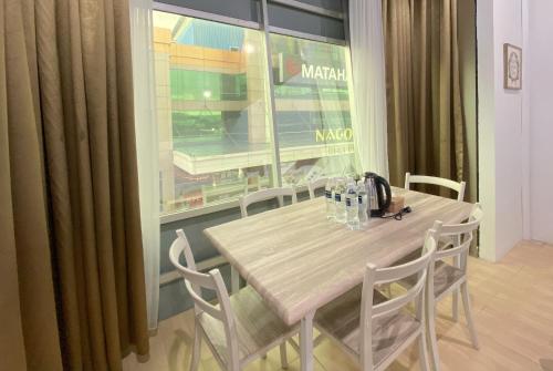 un tavolo e sedie di fronte a una finestra di CN Homestay C1 Floor 3 at Nagoya Hill Mall a Nagoya