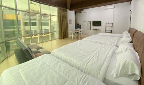 1 dormitorio grande con 2 camas y mesa en CN Homestay C2 Floor 3 at Nagoya Hill Mall, en Nagoya