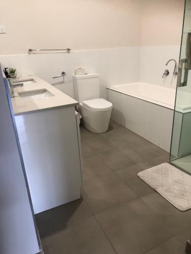 La salle de bains est pourvue de toilettes, d'un lavabo et d'une baignoire. dans l'établissement Reservoir Paradise, à Melbourne