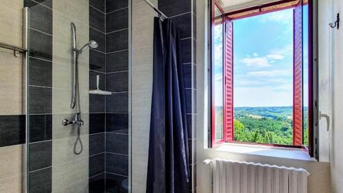 Łazienka z prysznicem i oknem z widokiem w obiekcie Les Hauts de Domme - Chambres d'hôtes w mieście Domme