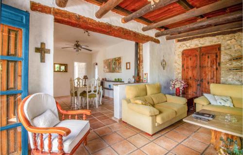 ein Wohnzimmer mit Sofa und Tisch in der Unterkunft Cozy Home In El Campello With Kitchen in El Campello