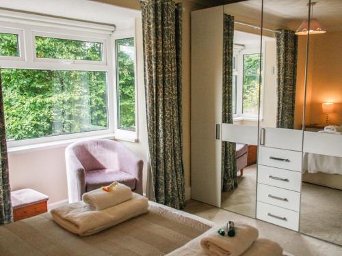 - une chambre avec un lit, une chaise et un miroir dans l'établissement The Seaside Cottage, à Gorleston-on-Sea