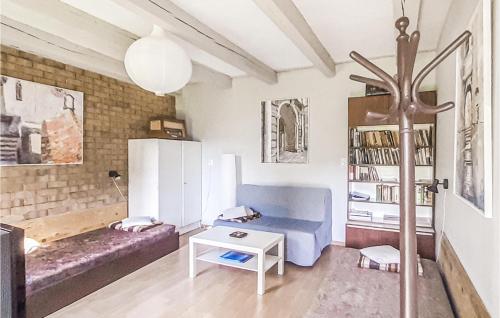 ein Wohnzimmer mit einem Sofa und einem Tisch in der Unterkunft Beautiful Home In Nowe Warpno With 2 Bedrooms And Wifi in Nowe Warpno