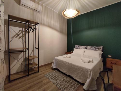 1 dormitorio con 1 cama con pared verde en Casa Patou, en Ponte