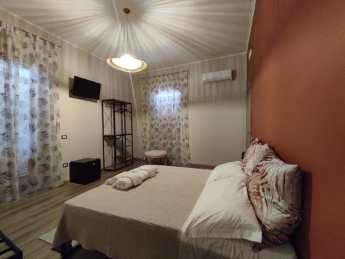 ein Schlafzimmer mit einem Bett in einem Zimmer mit Fenster in der Unterkunft Casa Patou in Ponte
