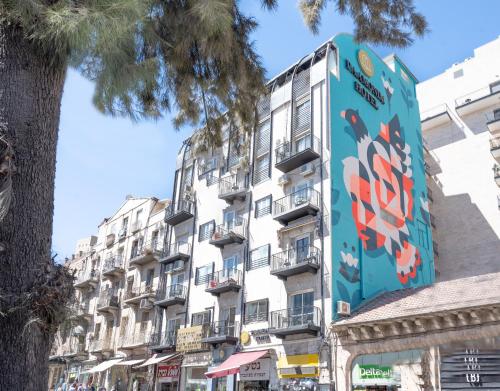 ein Gebäude mit einem Schild an der Seite in der Unterkunft Paamonim Hotel Jerusalem in Jerusalem