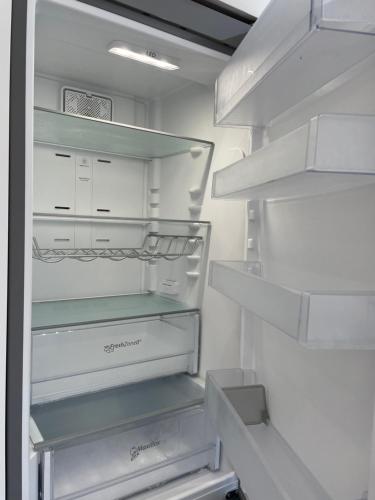 マスパロマスにあるMaspalomas Lago Deluxe 57の空の冷蔵庫(キッチン内のドア開閉可)