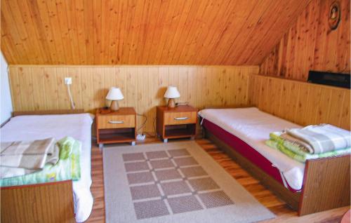 Habitación pequeña con 2 camas y 2 mesitas de noche en 2 Bedroom Lovely Home In Strzelce Krajenskie en Strzelce Krajeńskie