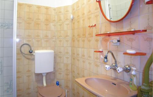 y baño con lavabo, aseo y espejo. en 2 Bedroom Lovely Home In Strzelce Krajenskie en Strzelce Krajeńskie