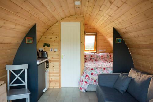 Postel nebo postele na pokoji v ubytování Kilbane Glamping