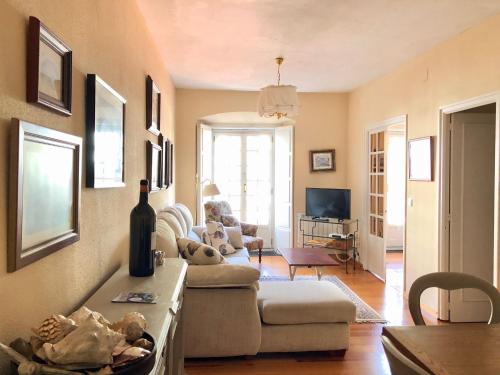 a living room with a couch and a table at Apartamento El Parque in Luarca