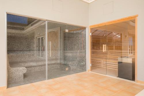 een badkamer met een glazen douche in de kamer bij Casa Makin at Boa Vista Golf Resort, Bayview Village in Lagos