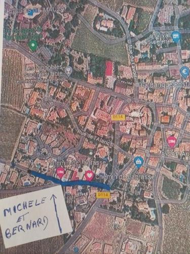 mapa z napisem na górze w obiekcie Cher Micheée et Bernard w mieście Camplong-dʼAude