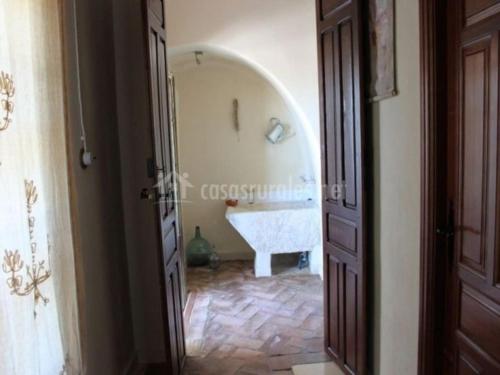 a bathroom with a tub and a sink in a room at El BALCÓN de los OLIVOS in Luque