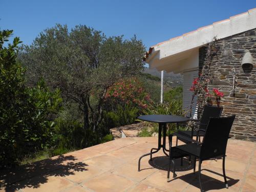 a patio with two chairs and a table on a patio at Tranquilos estudios cerca de la playa in Cadaqués