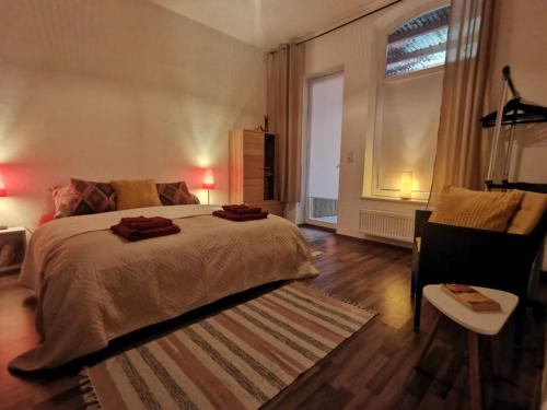 een slaapkamer met een groot bed en een raam bij 2Room Apartment Wlan Parking Delmenhorst in Delmenhorst
