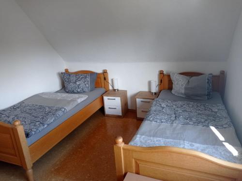 2 Betten in einem kleinen Zimmer mit einer gedankenlosen, gedankenlosen, gedankenlosen, gedankenlosen, gedankenlosen in der Unterkunft Wörnitz Haus mit 3 Schlafzimmern in Oettingen in Bayern