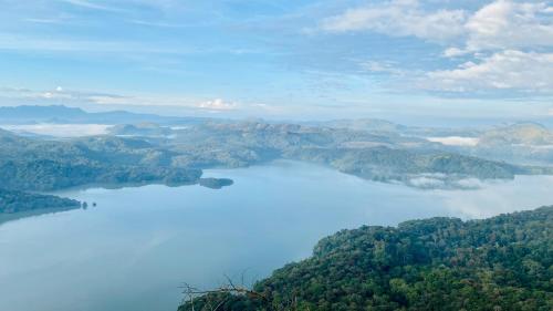 vista su un lago nel mezzo di una valle di Misty Mud House a Idukki