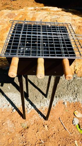 una griglia con bastoncini di bambù sopra di Misty Mud House a Idukki