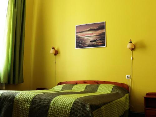Hostel Lõuna في بارنو: غرفة نوم بسريرين وصورة على الحائط