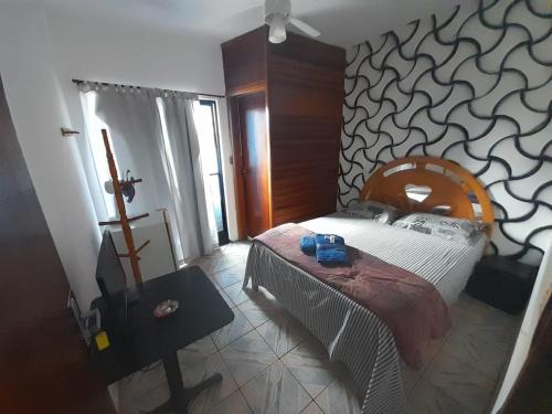 1 dormitorio con 1 cama en una habitación con pared en Pousada Solar de Tamoios, en Tamoios