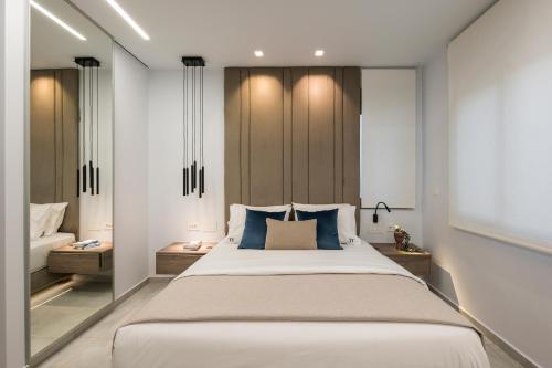 Postel nebo postele na pokoji v ubytování Π Suite Project: Smart BnB