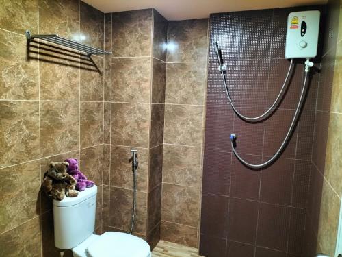 a bathroom with a toilet and a shower at P Place พีเพลส ห้องพักรายวัน in Bangkok