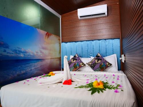 Un dormitorio con una cama con flores. en Sandy Beach Bungalows, en Koh Rong Sanloem