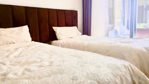 deux lits côte à côte dans une chambre dans l'établissement Hivernage, agadir bay, beach, pool, modern apartment, à Agadir