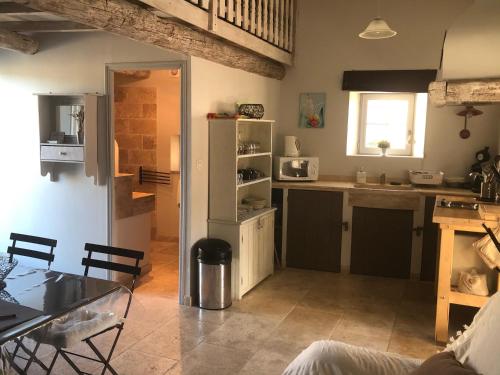 - une cuisine avec un réfrigérateur et une table dans la chambre dans l'établissement Ferme La Clavière, Maison de vacances Lou Pitchoun, à Mane