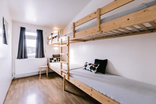 Cette chambre comprend deux lits superposés et un bureau. dans l'établissement Hlíd Hostel, à Mývatn