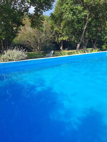 The swimming pool at or close to ALQUILER ROLDAN con amplio jardín