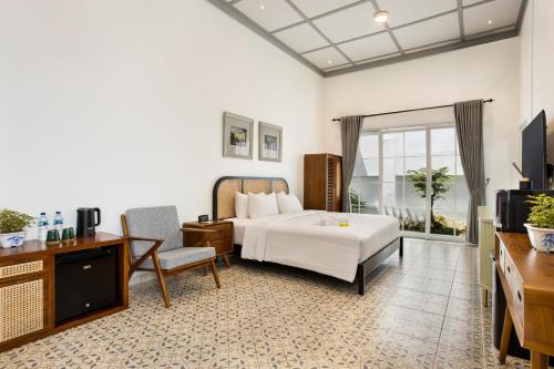 een hotelkamer met een bed en een televisie bij CERIA HOTEL at Alun Alun Yogyakarta in Yogyakarta