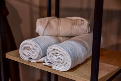 una pila de toallas sentadas en un estante en Papi Apartments en Kruševo