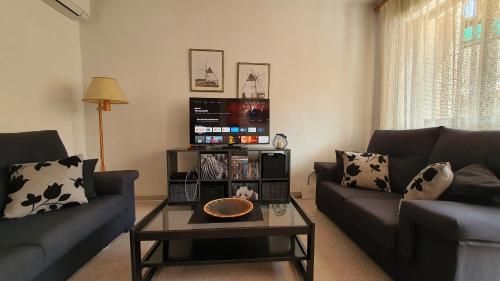 uma sala de estar com dois sofás e uma mesa de centro em Morada Cálida em San Pedro del Pinatar